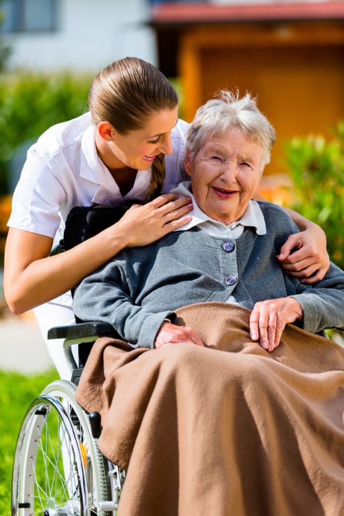 AltenpflegerIn kümmert sich um eine ältere Frau